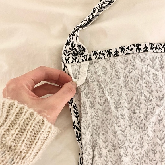 Leaf Patterned Apron with Pockets - Picture 5 of 7